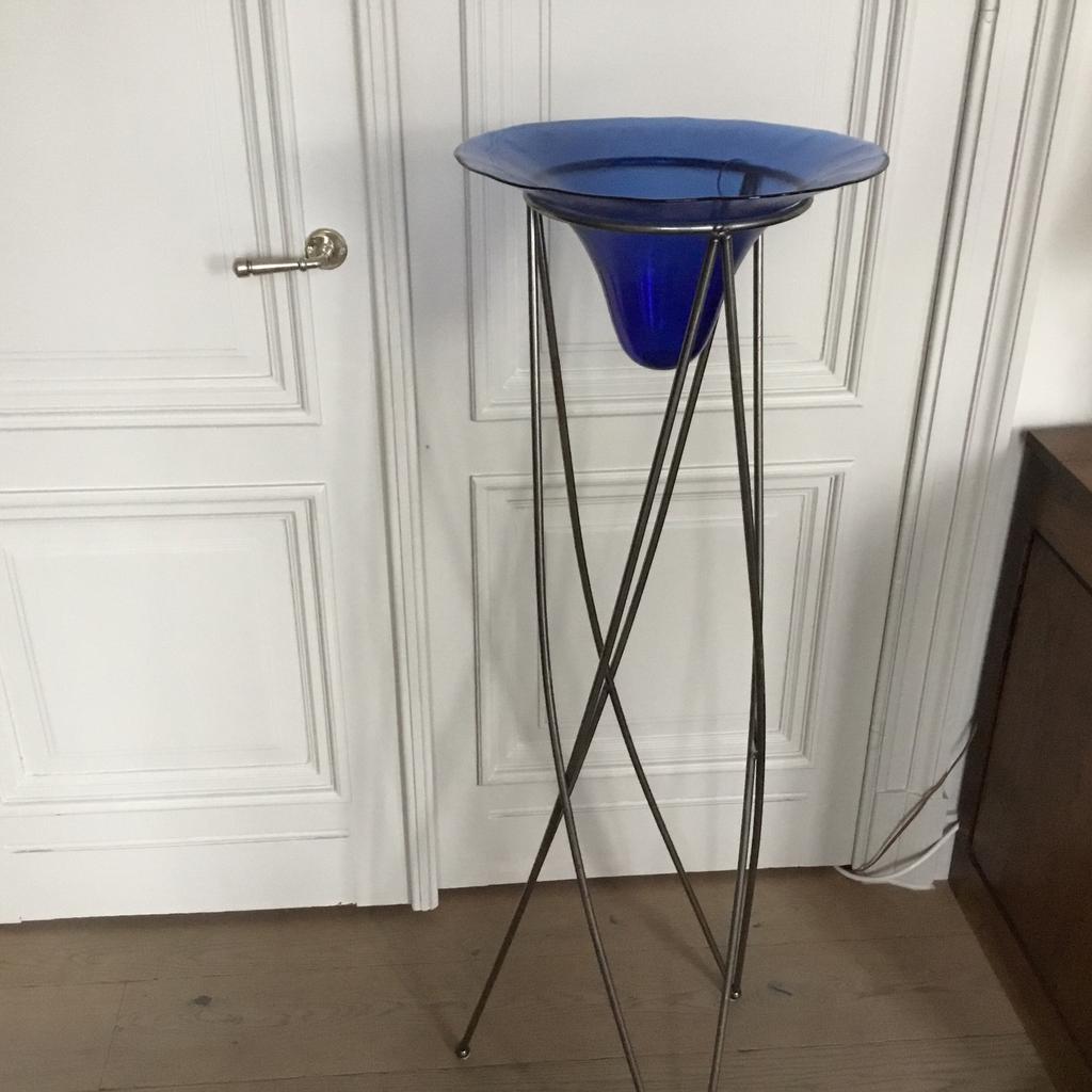 Staander met 1 vasque blauw glas en 1 beige mand in riet, Ophalen, Gebruikt