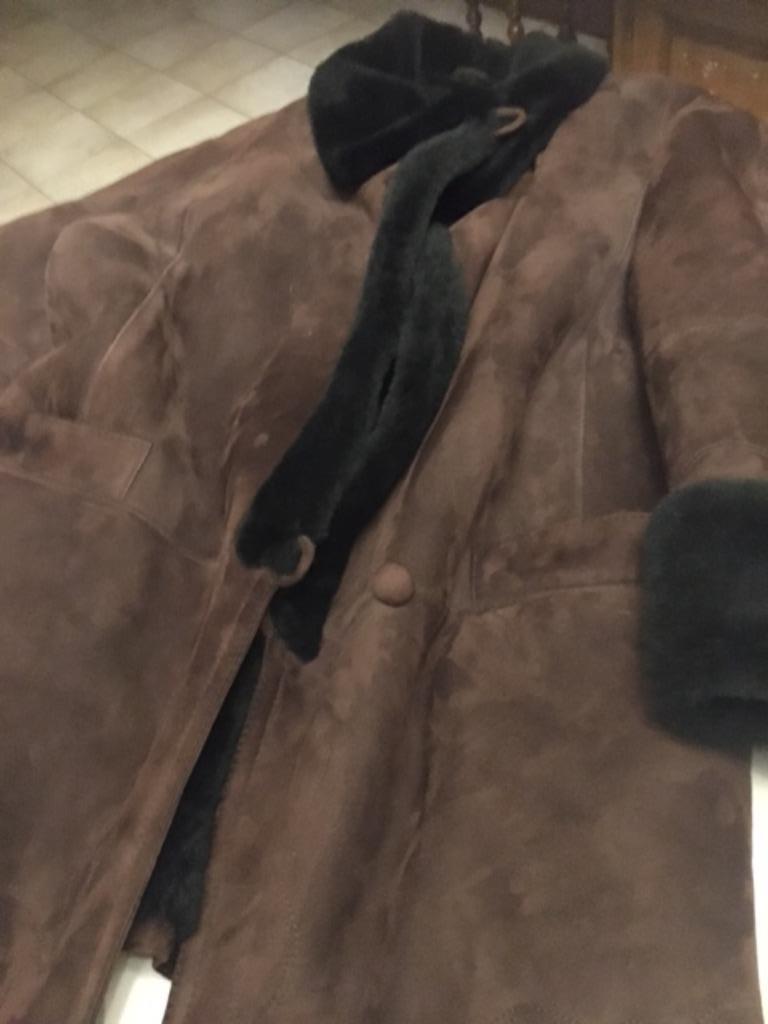 Winterjas omgekeerd schaap, bruin met zwart, maat 42, Kleding | Dames, Ophalen, Pelsland, Bruin, Maat 42/44 (L)