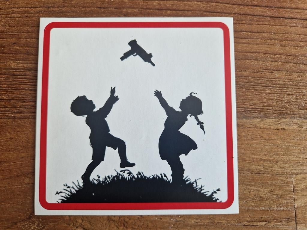 Banksy kids with gun sticker, Enlèvement ou Envoi, Comme neuf, Autocollant