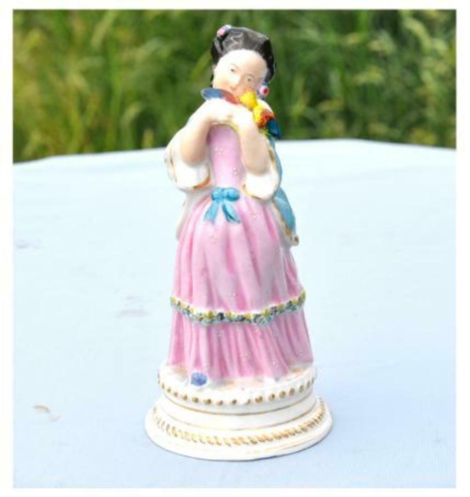 §statuette en porcelaine demoiselle robe rose, Antiquités & Art, Enlèvement ou Envoi