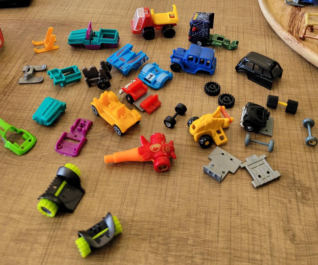 Lot onderdelen voor miniatuur autootjes (Kindersurprise), Verzamelen, Ophalen of Verzenden, Gebruikt