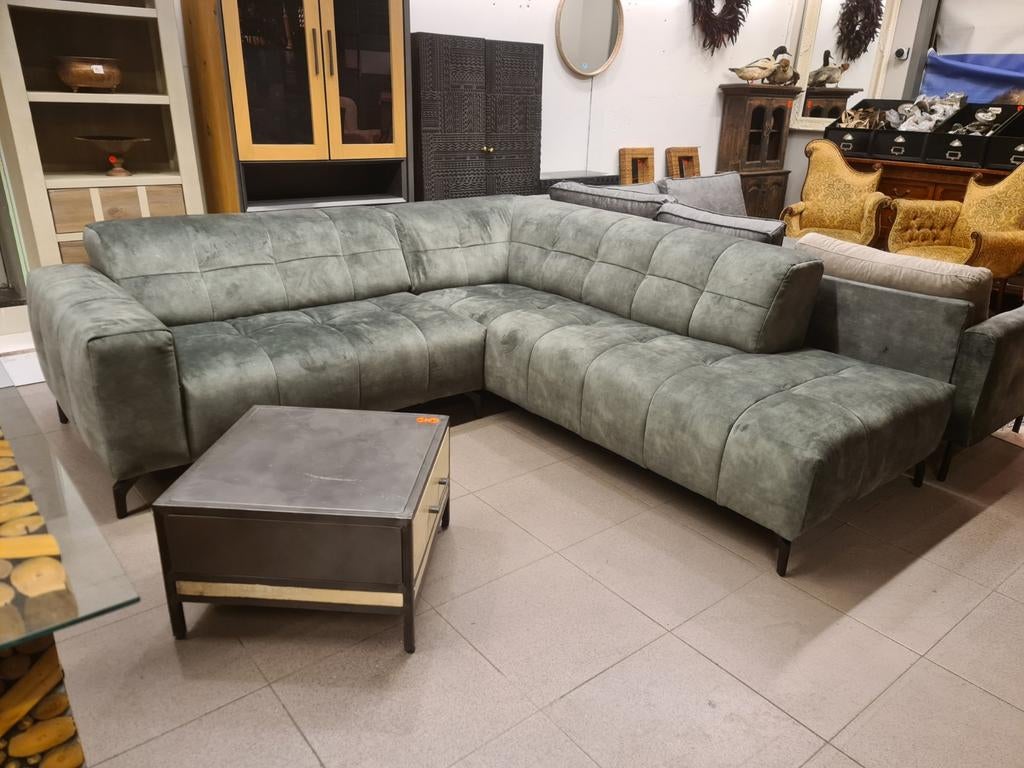 Nieuwe hoekbank 245x245cm adore velvet olijfgroen €950, Huis en Inrichting, Woonaccessoires | Overige, Nieuw, Ophalen