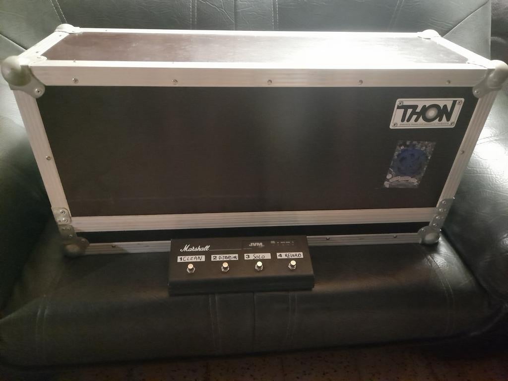 Marshall jvm 210h versterker met footswitch en flight case, Musique & Instruments, Enlèvement, Comme neuf