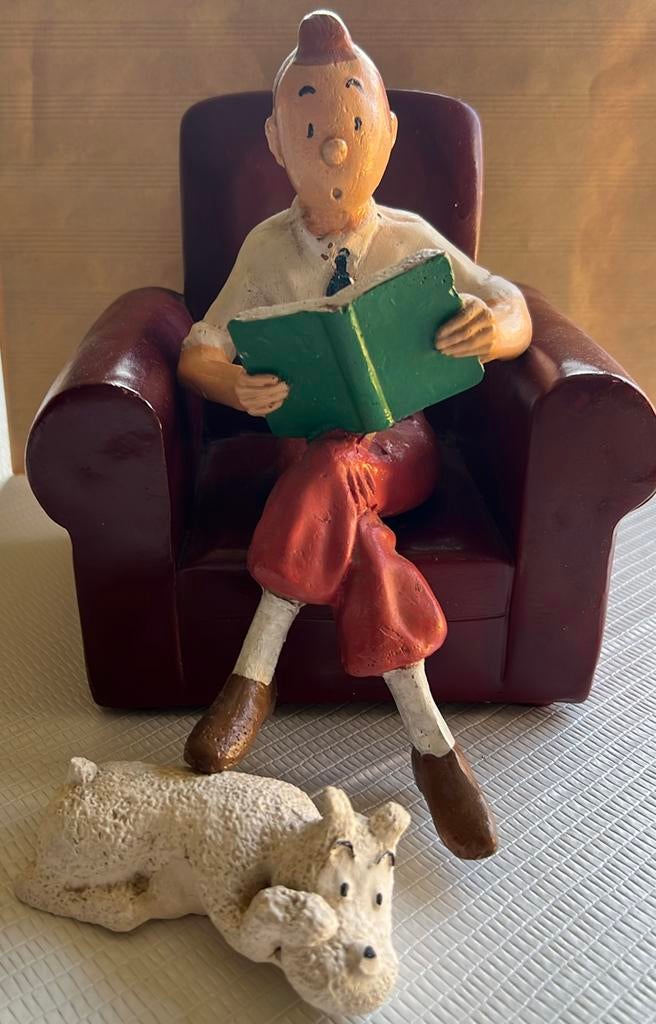 Kuifje TinTin op zetel met Bobby, Verzamelen, Ophalen of Verzenden, Kuifje, Zo goed als nieuw, Beeldje of Figuurtje