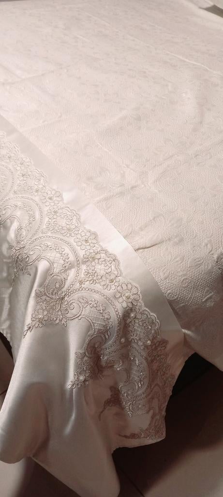 Couvre lit nouveau avec broderie 240/240+2 coussins garnis, Enlèvement, Neuf