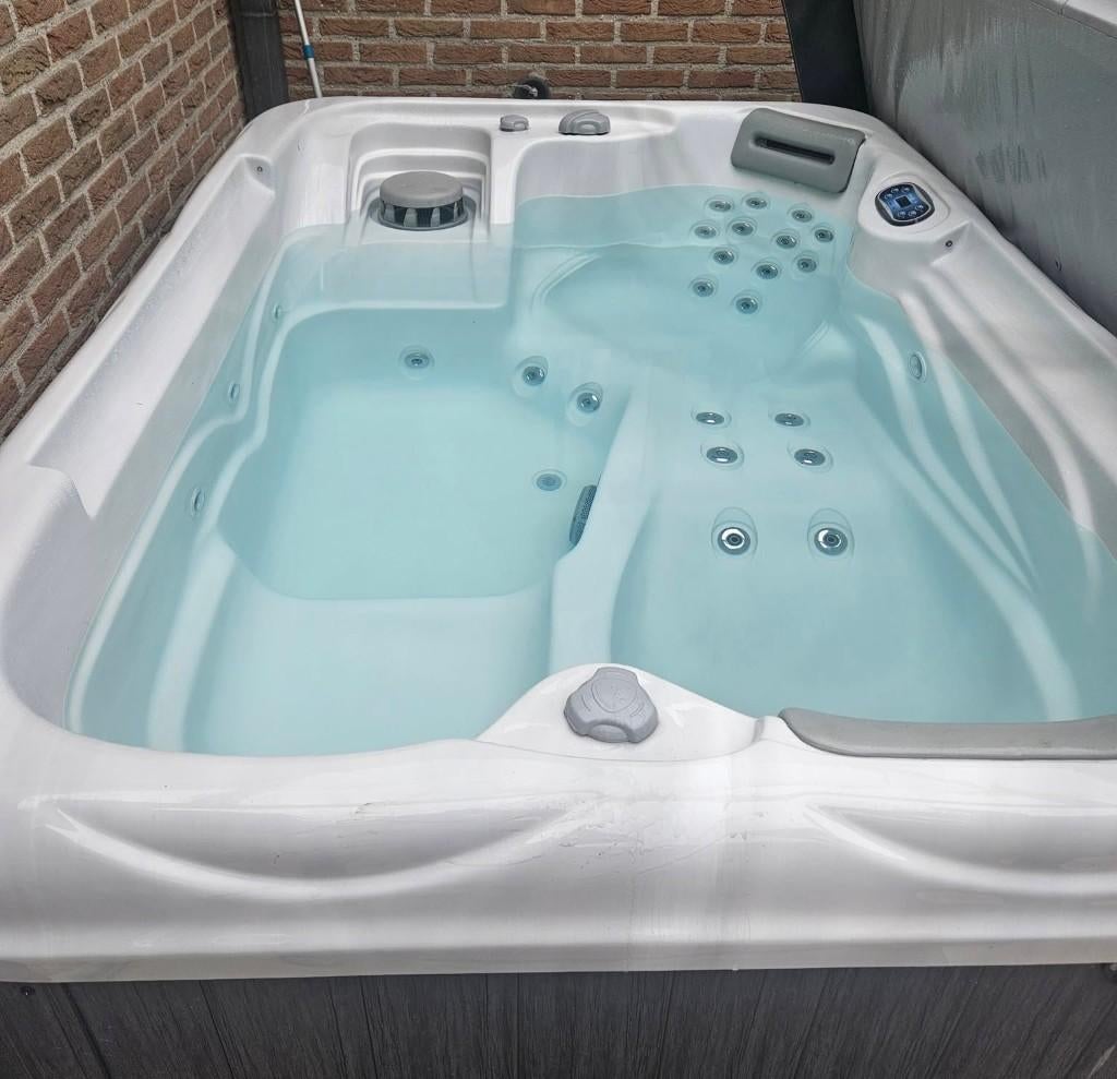 jacuzzi, Tuin en Terras, Ophalen, Zo goed als nieuw, Trap, Vast