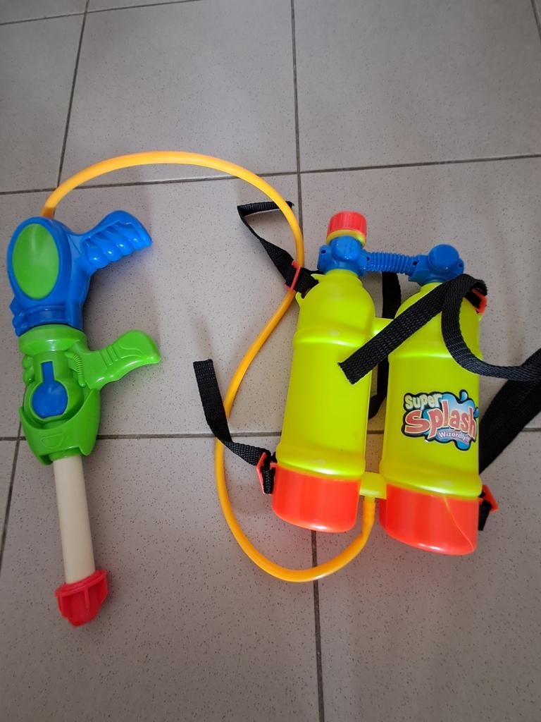 Waterpistool met reservoir op rug, Ophalen of Verzenden, Zo goed als nieuw