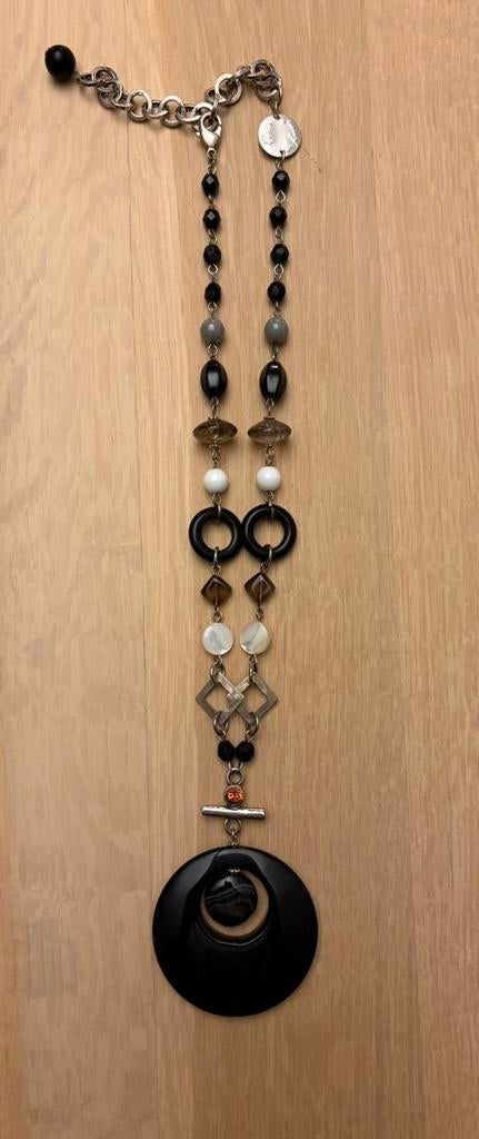 Zwarte lange ketting, Handtassen en Accessoires, Kettingen, Ophalen of Verzenden, Zo goed als nieuw, Zwart, Overige materialen