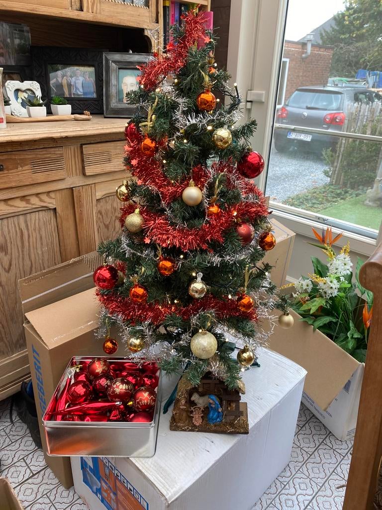 Kerstboom met lampjes en kerststal+ extra ballen, Diversen, Kerst, Ophalen, Zo goed als nieuw