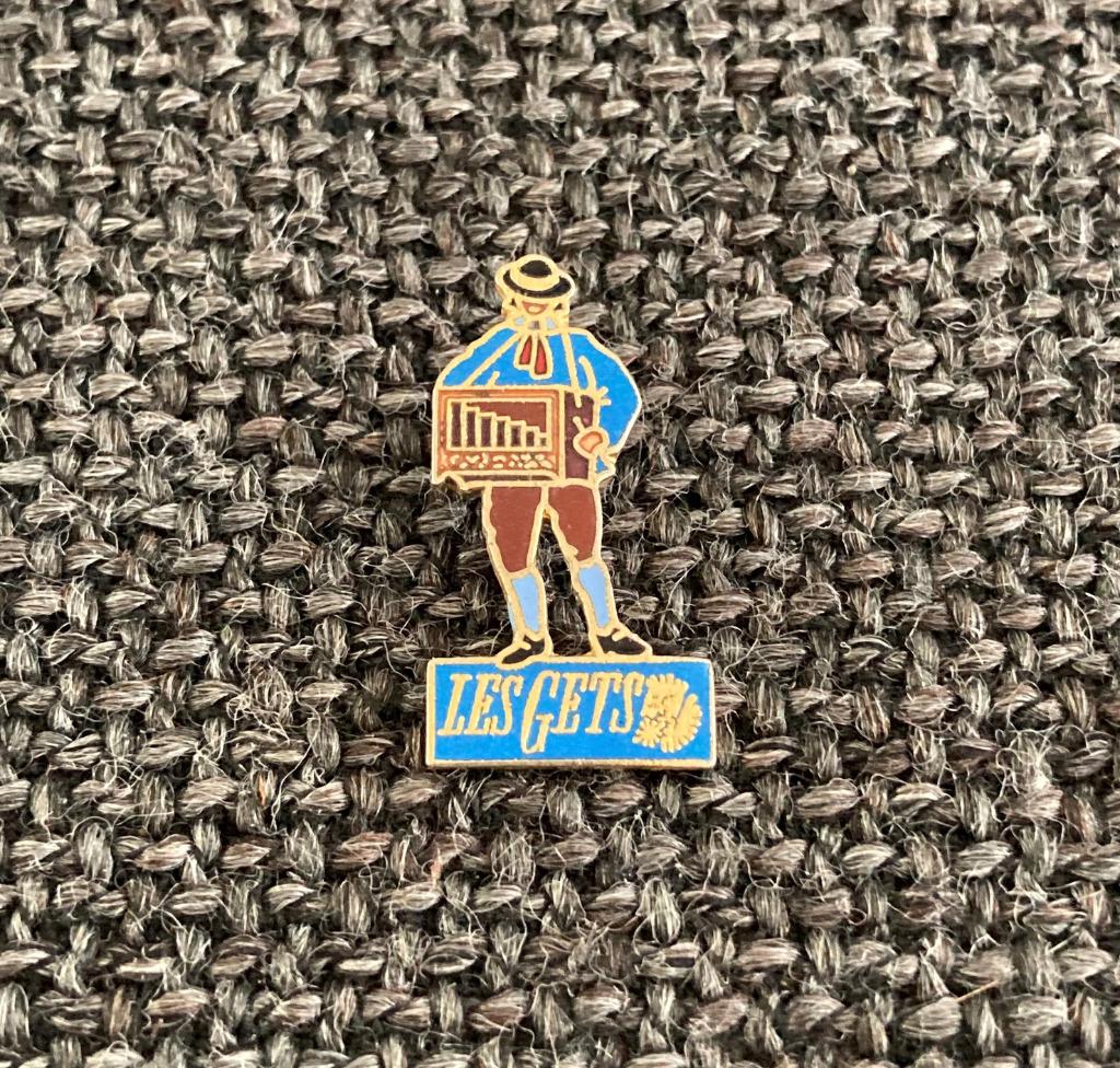 PIN - LES GETS - HAUTE SAVOIE - FRANCE - FRANKRIJK, Envoi, Utilisé, Ville ou Campagne, Insigne ou Pin's