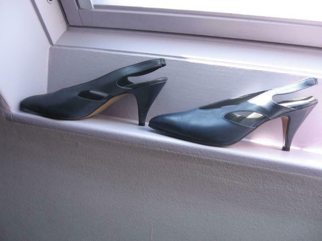 Uitgesneden pumps in soepel marineblauw leer. Doe twee keer,, Pumps, Blauw, Ophalen of Verzenden, Zo goed als nieuw