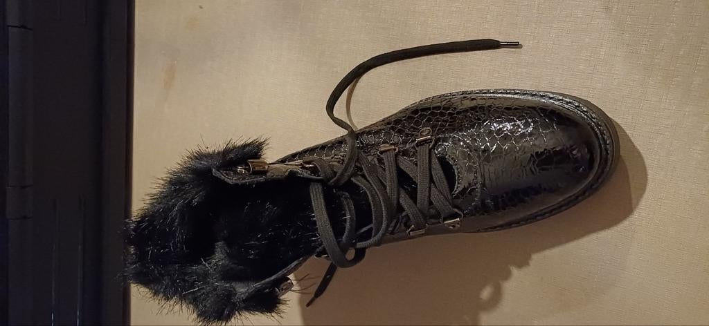 Olivier Strelli lacque laarsjes zwart met wol en veters 39, Kleding | Dames, Schoenen, Ophalen