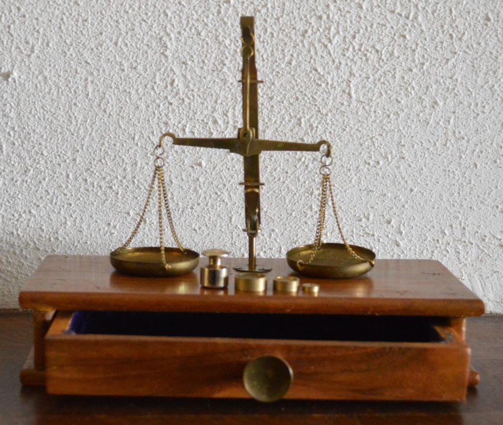 Balance vintage dans une boîte en bois, Enlèvement ou Envoi