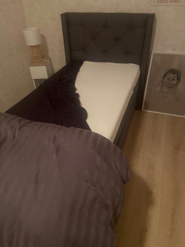 Bed en matras, Huis en Inrichting, Slaapkamer | Bedden, Overige materialen, 90 cm, Eenpersoons, Ophalen of Verzenden