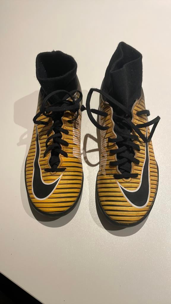Voetbalschoenen maat 36,5, Enlèvement ou Envoi, Comme neuf, Chaussures