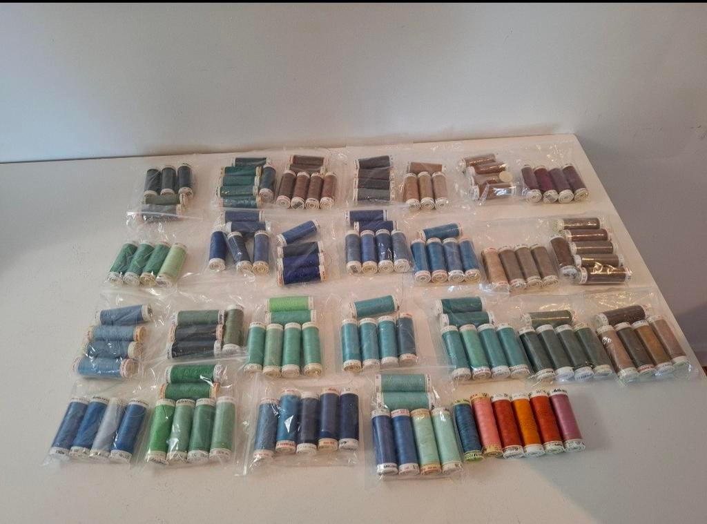 Lot bobijnen +/- 220 stuks mettler, Hobby en Vrije tijd, Naaien en Fournituren, Ophalen of Verzenden