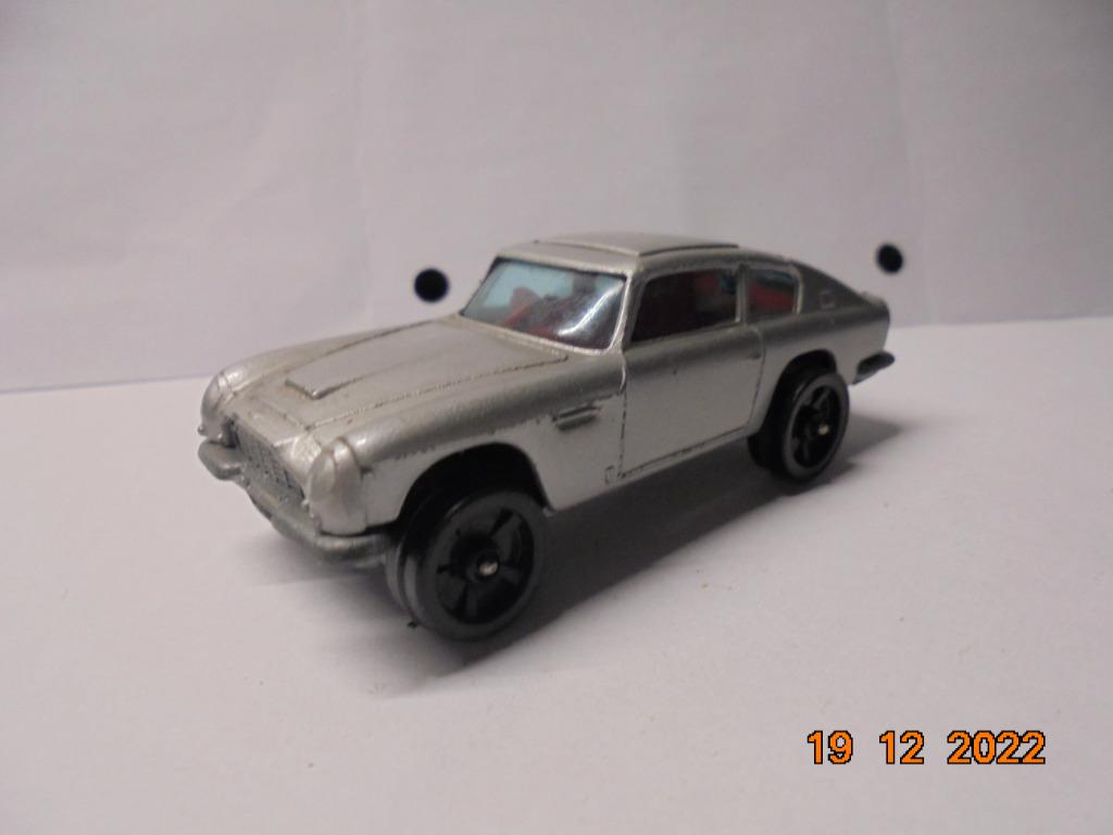 ASTON MARTIN JAMES BONDEN CORGI JUNIORS, Ophalen of Verzenden, Gebruikt, Auto