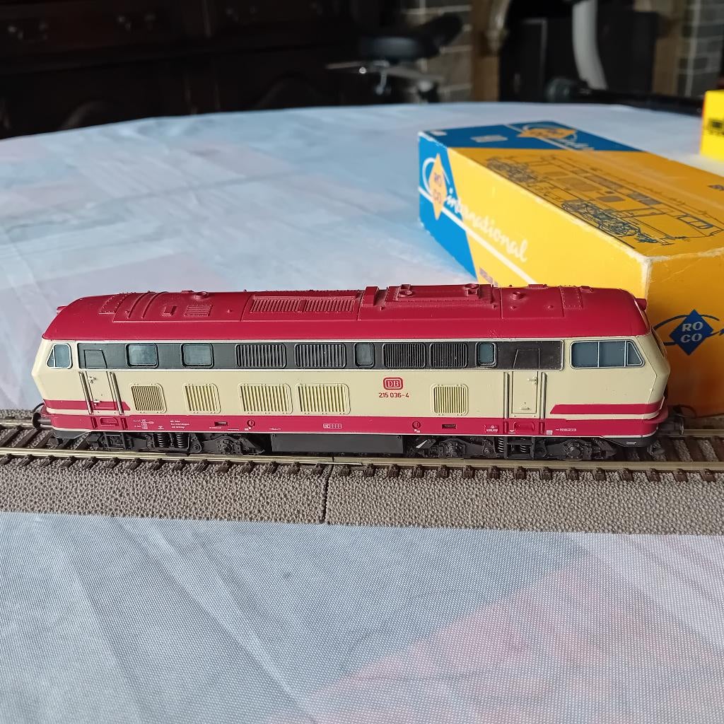 Duitse Roco diesel 215 geel-rode kleur HO, Analogique, Enlèvement ou Envoi, Roco, Locomotive