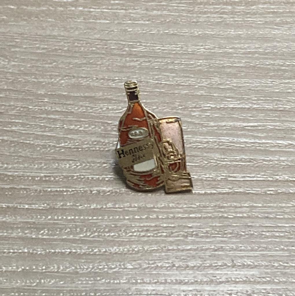 PIN - HENNESSY - COGNAC, Verzamelen, Verzenden, Gebruikt, Merk, Speldje of Pin