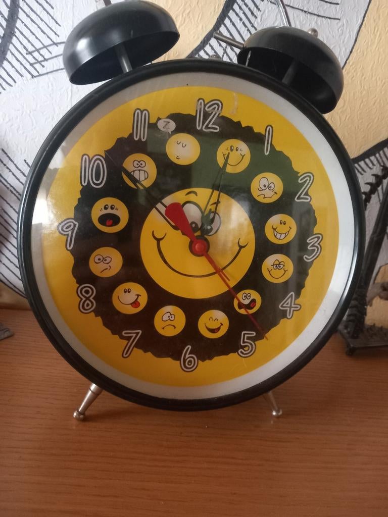 Retro klok wekker smiley 30cm hoog, Enlèvement ou Envoi, Utilisé