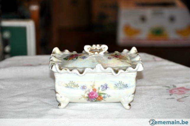 boite en porcelaine festonnée bouquet bijoux ou autre, Antiquités & Art, Antiquités | Céramique & Poterie, Enlèvement ou Envoi