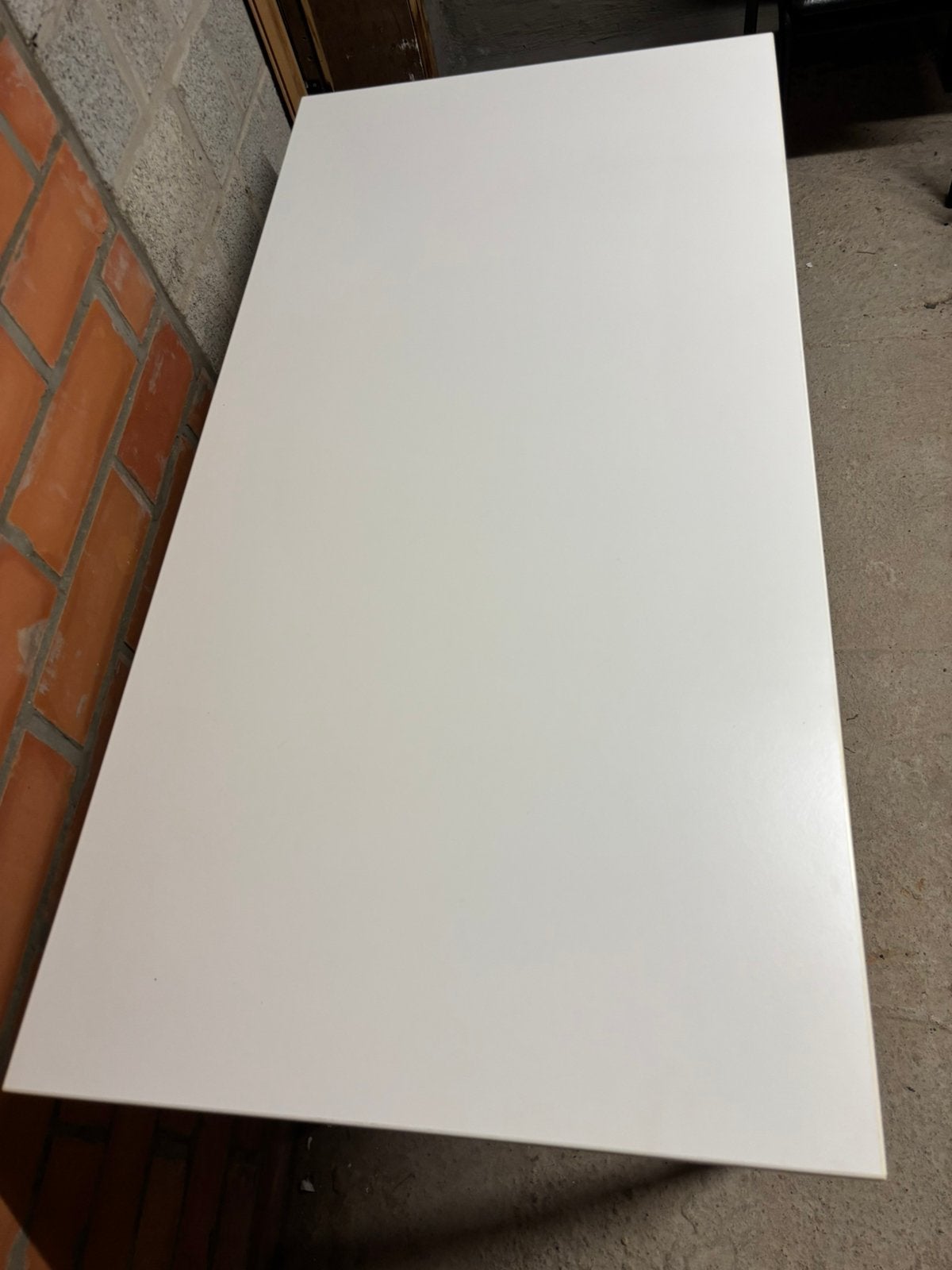 Witte bureau - IKEA, Huis en Inrichting, Bureaus, Ophalen, Gebruikt, 120 cm, In hoogte verstelbaar