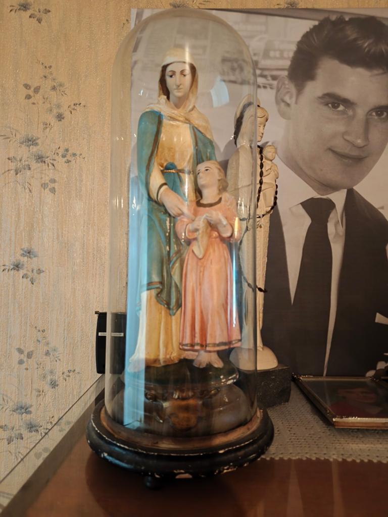Maria beeld onder stolp, Ophalen