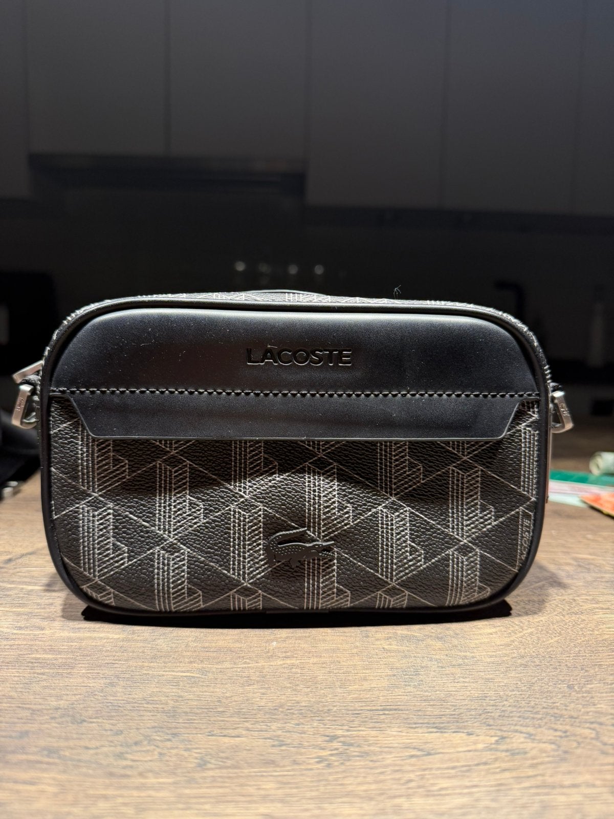 Pochette/sac Lacoste pour hommes, en parfait état, Bijoux, Sacs & Beauté, Autres marques, Comme neuf, Enlèvement, Gris