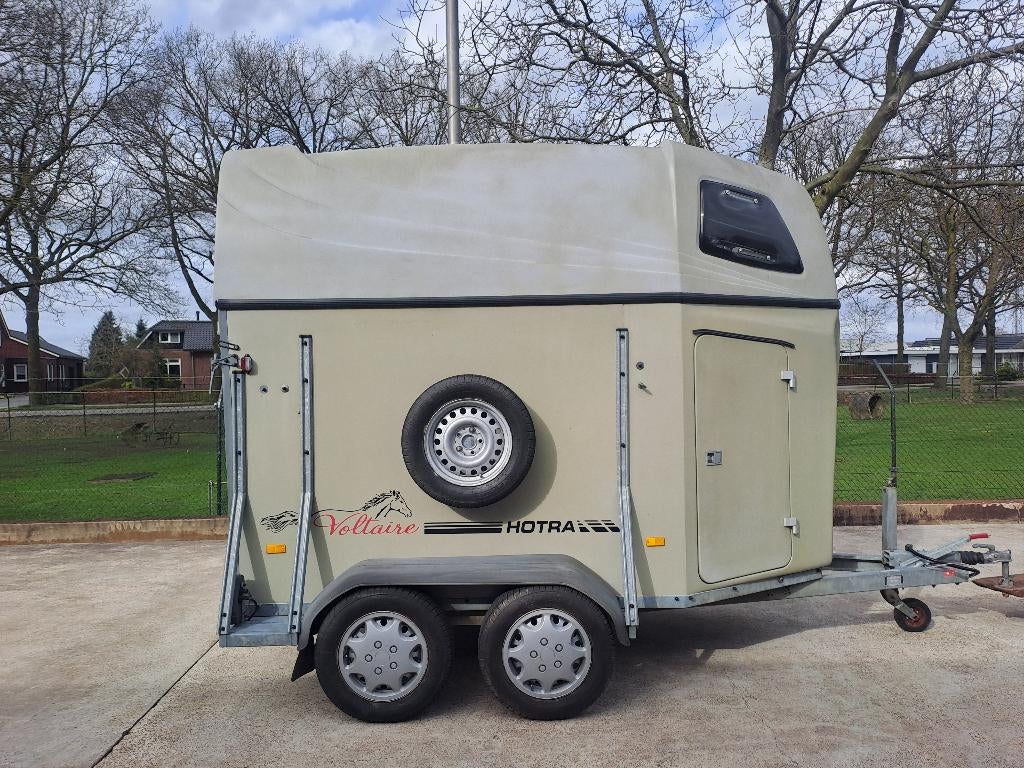 Zeer nette 2 paards hotra voltaire zadelkamer, Dieren en Toebehoren, Ophalen, Gebruikt, Polyester, 2-paards trailer