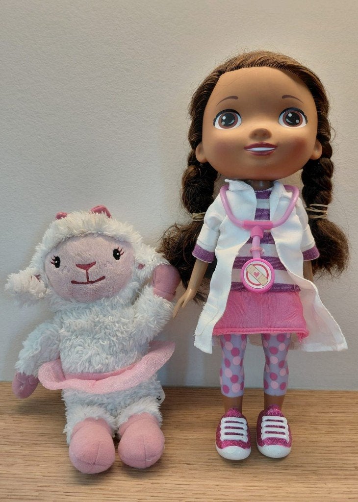 Complete Disney Speelgoeddokter Set – Pop, Lammie & Koffer, Kinderen en Baby's, Speelgoed | Poppen, Ophalen of Verzenden, Gebruikt