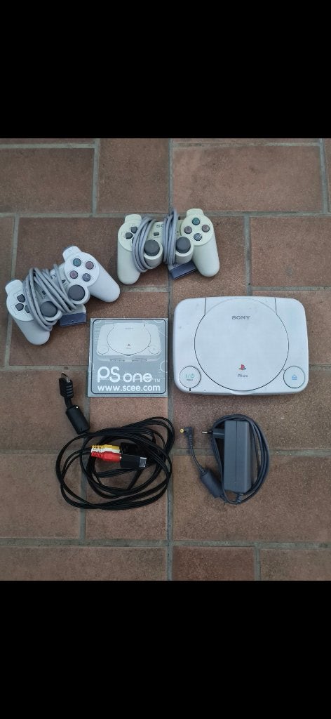 Sony PlayStation PS One, Games en Spelcomputers, Ophalen of Verzenden, Zo goed als nieuw, Met 2 controllers, Met games