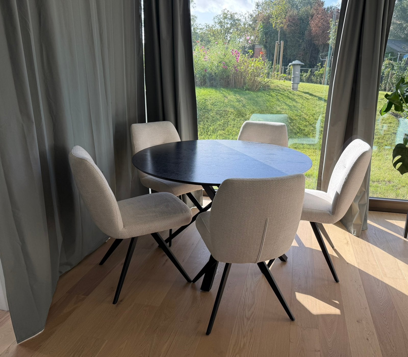 Zwarte ronde eettafel met houtlook tafelblad – Ø 120 cm, Ophalen, Rond, Zo goed als nieuw, Vijf personen of meer