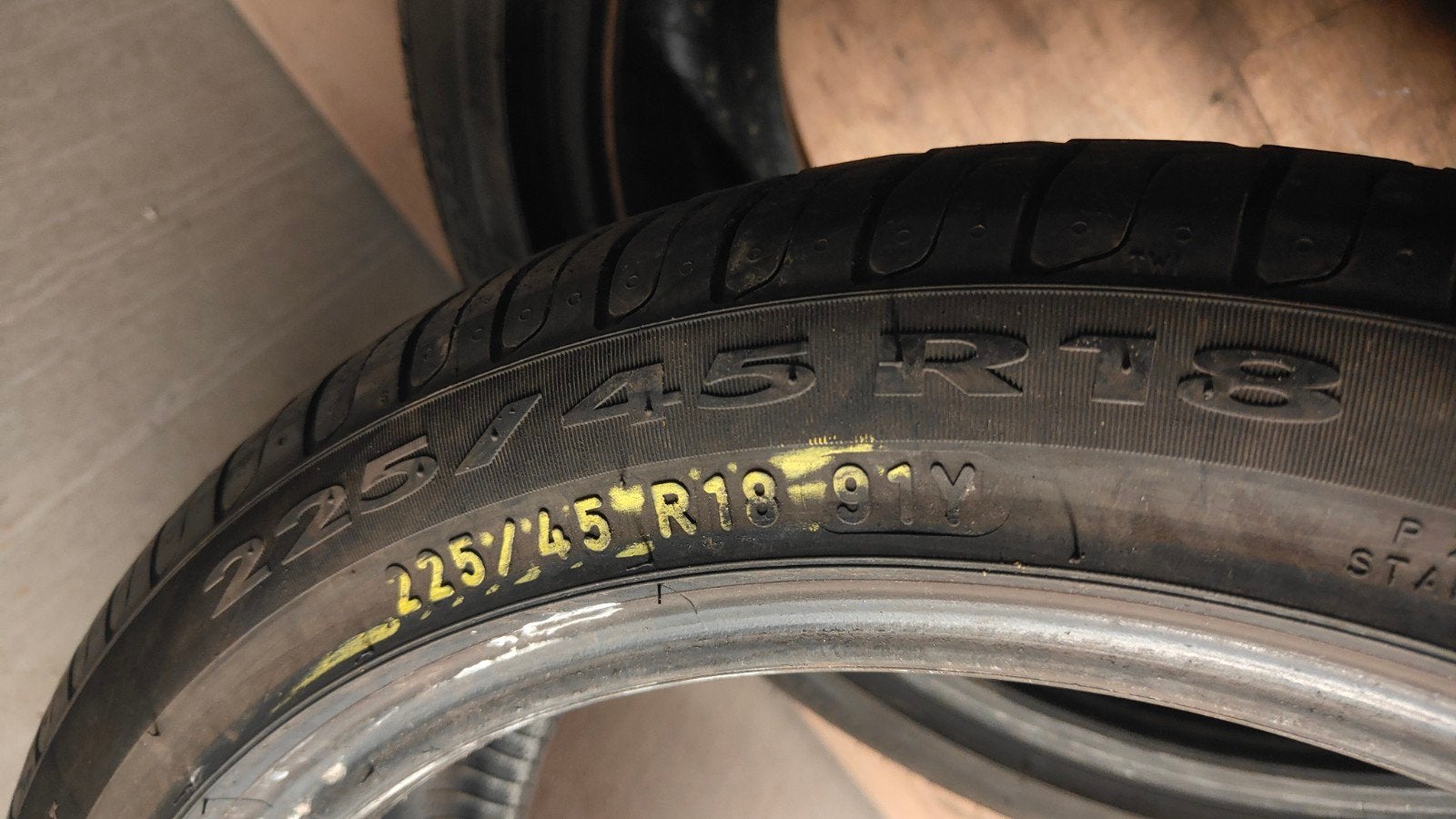 225/45r18 Pirelli 45€ chacun avec montage, Enlèvement