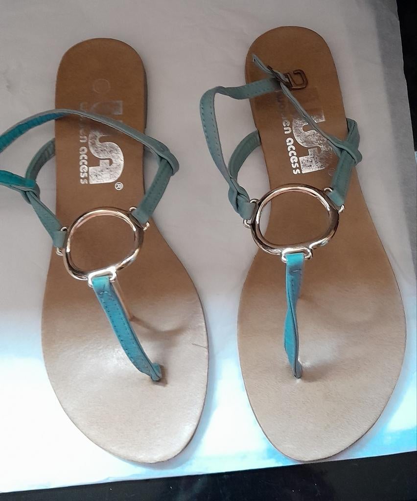 Prachtige sandaaltjes met gouden ring 39., Kleding | Dames, Schoenen, Ophalen of Verzenden, Zo goed als nieuw, Instappers