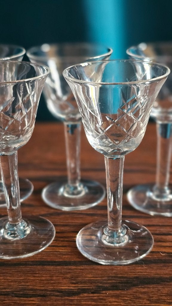 Lot de 7 verres à liqueur anciens en cristal taillé, Enlèvement