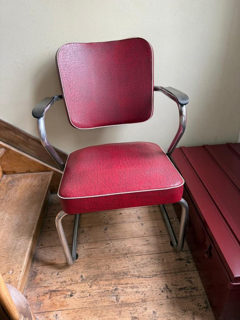 Authentique Chaise Industrielle Vintage 60's – Skaï Rouge, Antiquités & Art, Enlèvement