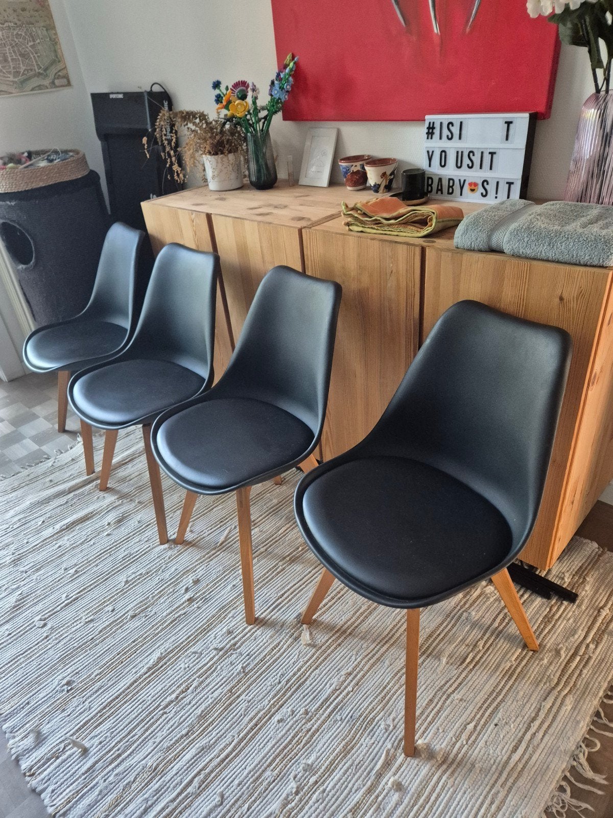 4 moderne zwarte stoelen met echte houten poten, Huis en Inrichting, Stoelen, Ophalen, Gebruikt, Zwart, Vier