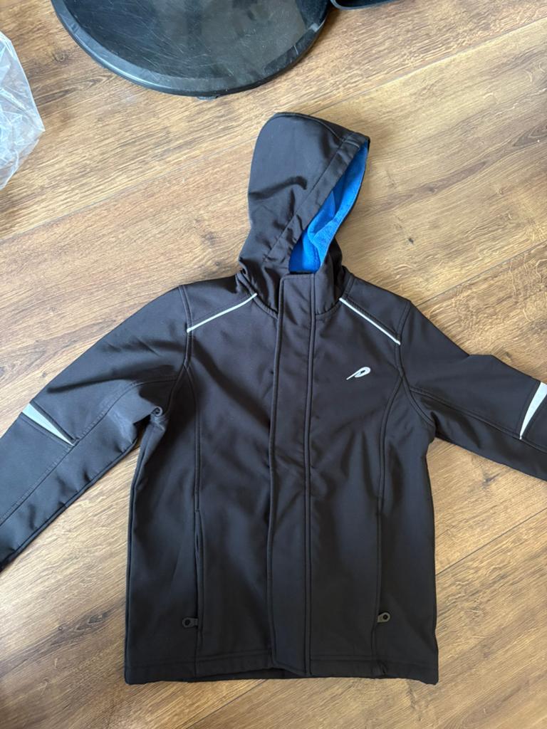 Sportjas jongen 128, Kinderen en Baby's, Kinderkleding | Maat 128, Ophalen, Zo goed als nieuw, Jongen, Sport- of Zwemkleding