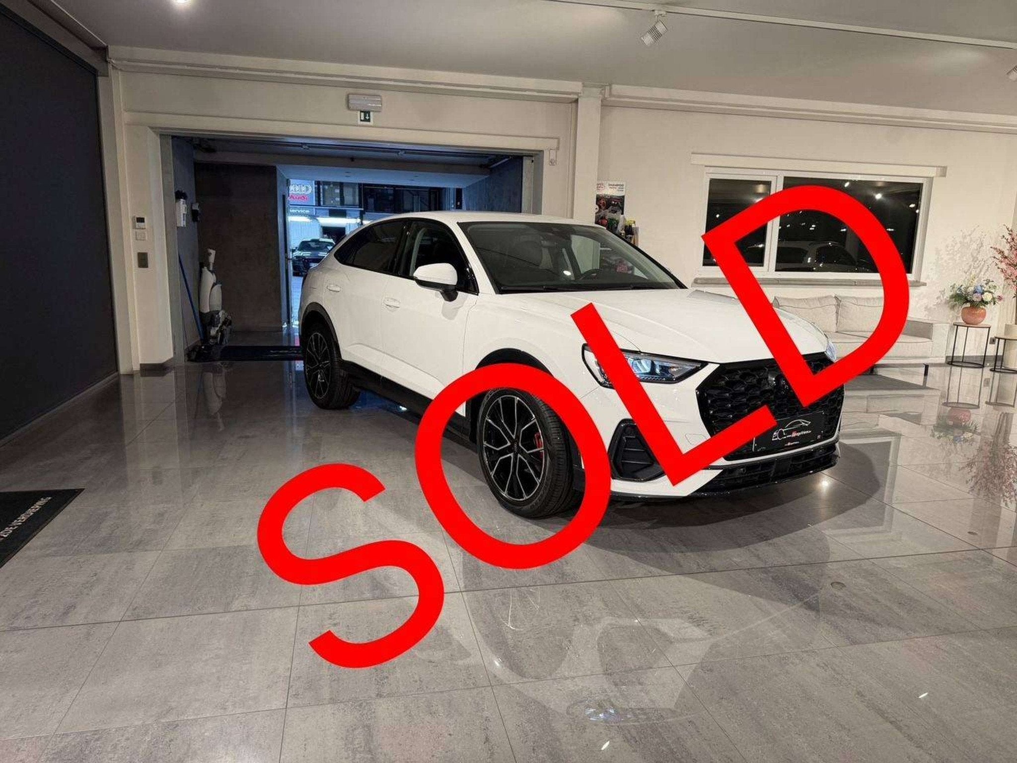 Audi Q3 SOLD BIJ GARAGE VRIENS YVES BV! (bj 2020), Auto's, Voorwielaandrijving, 4 cilinders, Wit, Leder