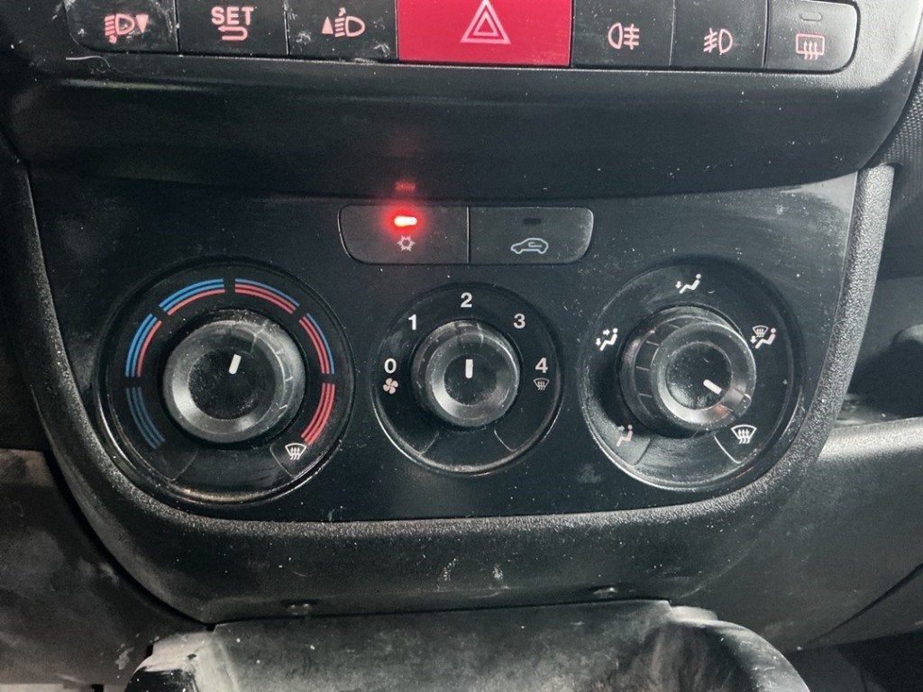PANNEAU DE COMMANDE CHAUFFAGE CLIMATISATION Opel Combo, Opel, Opel Automobile GmbH, Utilisé, Kontakt-opel@opel.com