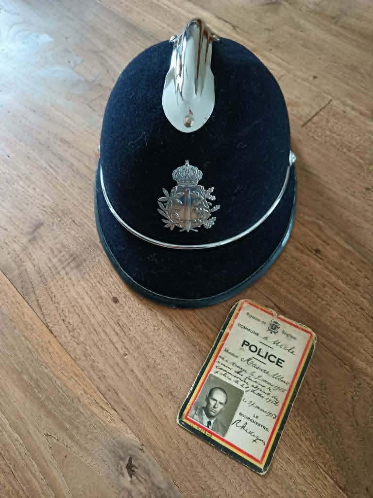 CASQUE & CARTE DE SERVICE * COMMISSAIRE DE POLICE UCCLE, Envoi, Autres, Casque ou Béret