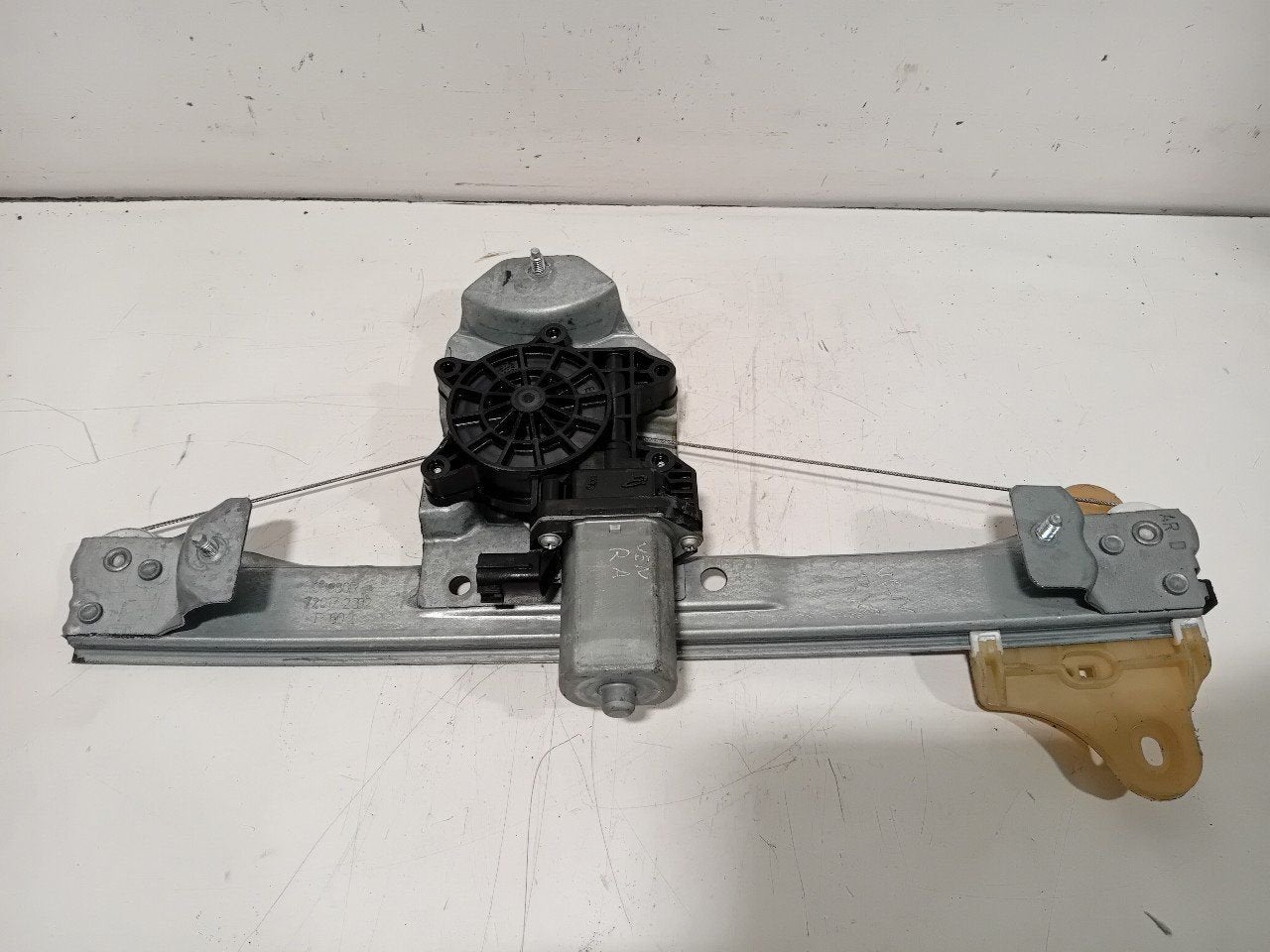 Raammechaniek links achter Renault Clio, Onderdelen@venauto.nl, Van der Ven Autorecycling B.V., Gebruikt, Ettenseweg 76, 4706 PB Roosendaal, The Netherlands