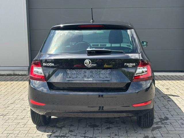 Skoda Fabia benzine 27.000km, Auto's, Voorwielaandrijving, Stof, Zwart, Bedrijf