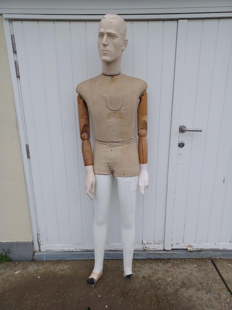 Oude mannequin pop, Ophalen