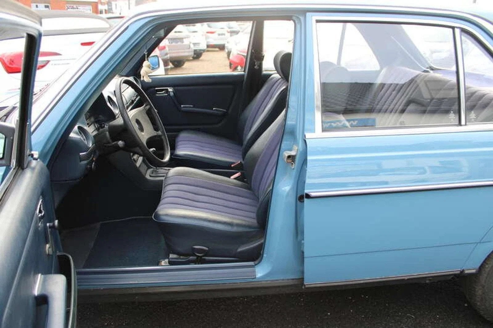 Mercedes-Benz 200-serie 200 NIEUWSTAAT BOVEN EN ONDER!, 4 portes, Entreprise, Noir, Mercedes-Benz