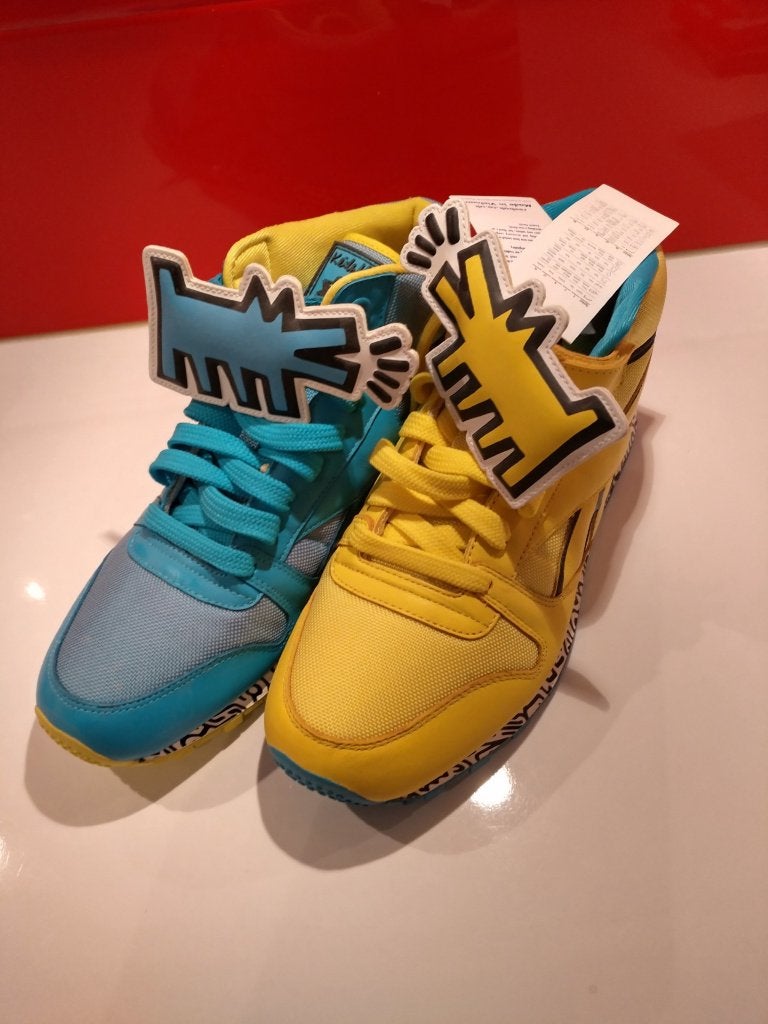 Sneakers Keith Haring X Reebok bleu/jaune (taille 44 EU), Neuf, Enlèvement ou Envoi, Reebok, Bleu