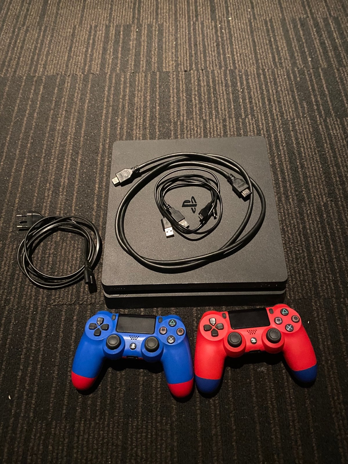 PlayStation 4 + 2 controllers, Enlèvement, Comme neuf, Avec 2 manettes, Slim