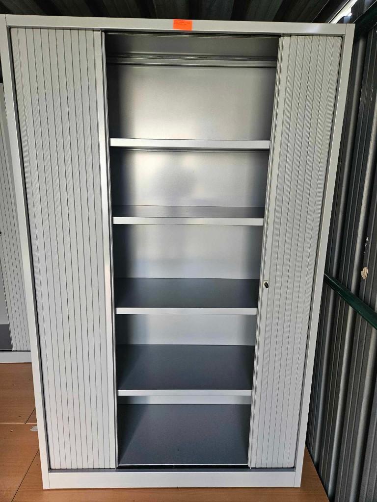 Metalen kast met dienbladen, Ophalen, Zo goed als nieuw