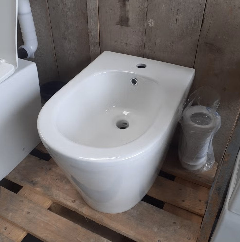 Water Closet, Glans Wit, Keramiek, Bidet, Sanitair, Latvia, Maison & Meubles, Enlèvement ou Envoi, Neuf, Blanc