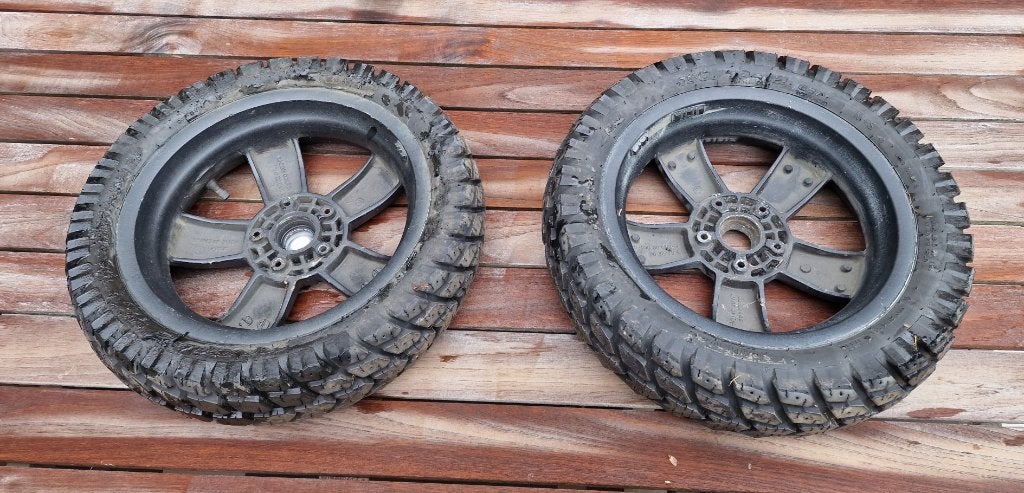 Pneus d'hiver sur jantes Vespa GTS, GT et GTV, Enlèvement ou Envoi, Comme neuf, Autres types, Vespa